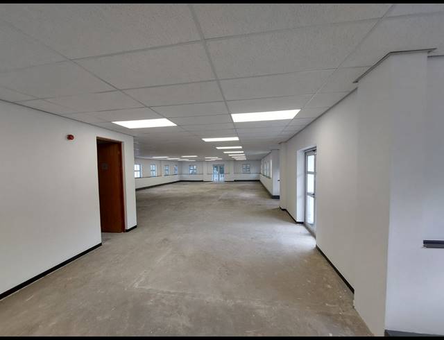 416M² OFFICE TO LET IN LYME PARK